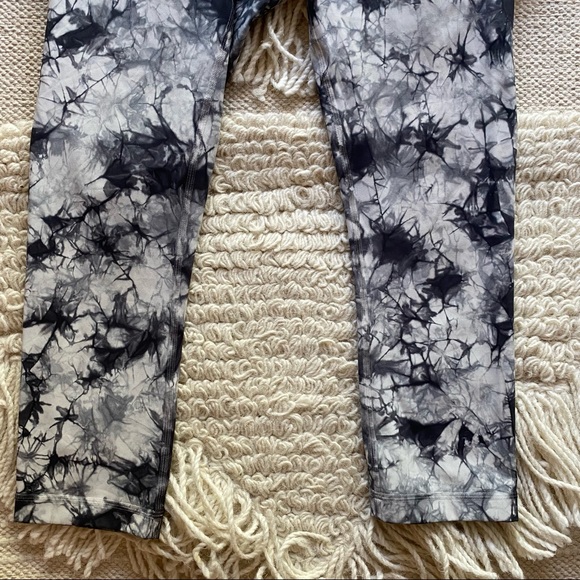 LULULEMON gray / white tie dye Wunder Under Luxtreme crop high-rise leggings 4 - Picture 4 of 11